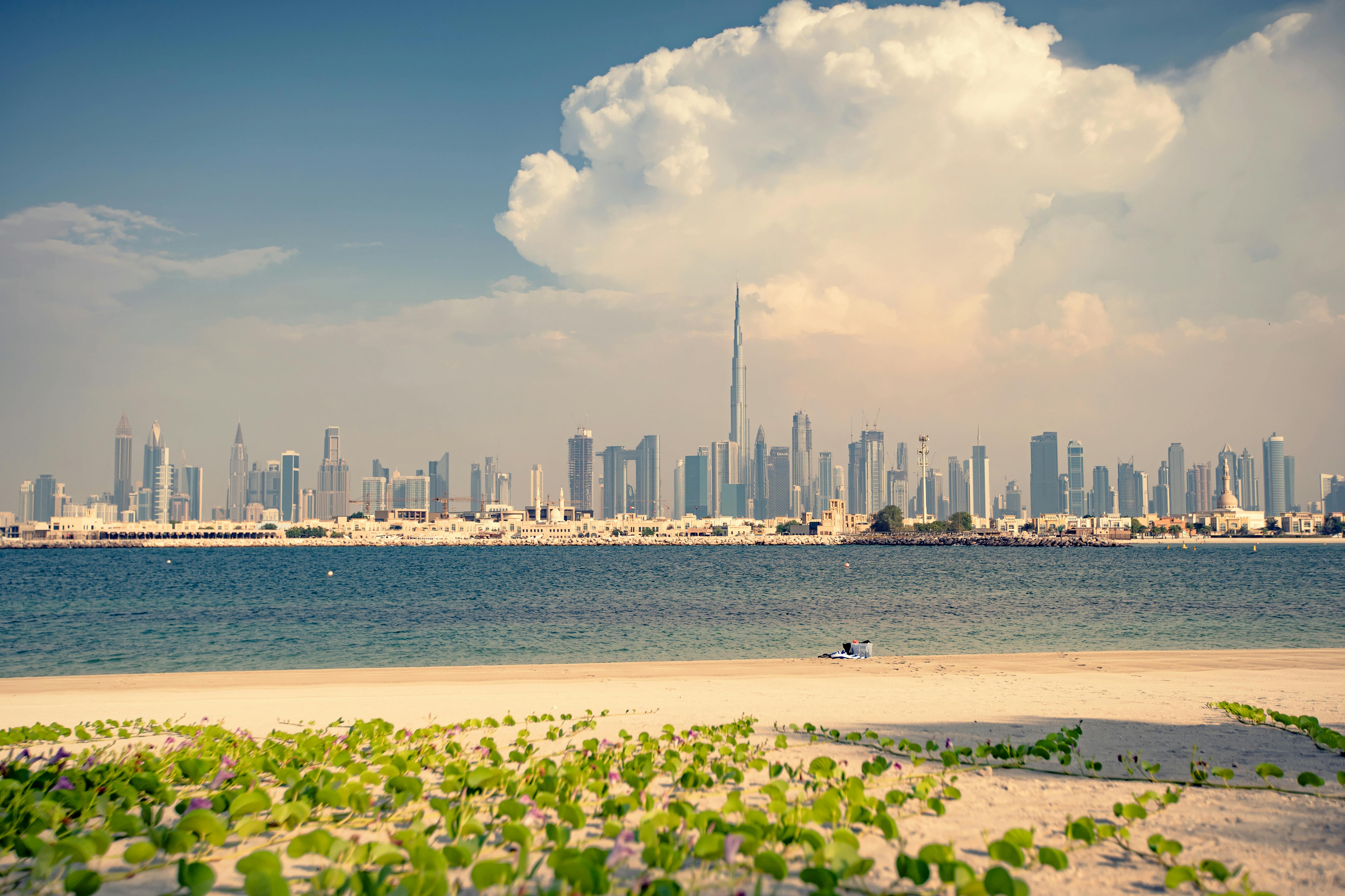 Due professionisti si stringono la mano in sala riunioni