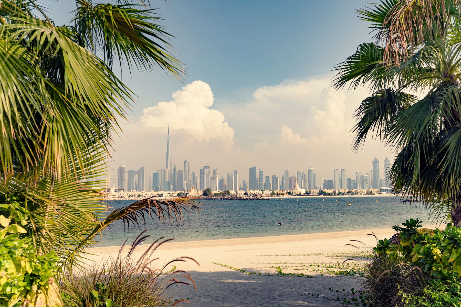 Słoneczna plaża i panorama Dubaju na wakacje w listopadzie