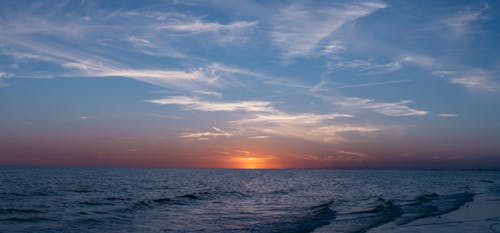 日没時の穏やかな海