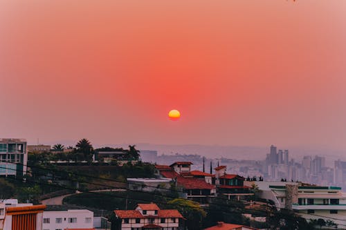 Foto profissional grátis de arquitetura, árvores, casas