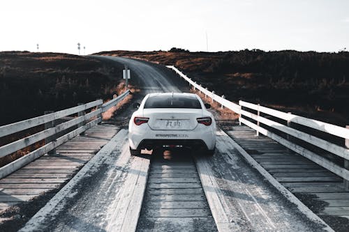 Gratis lagerfoto af bro, hvid bil, køretur Lagerfoto