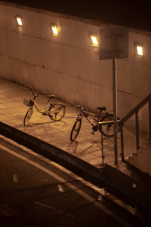Gratis stockfoto met fietsen, geparkeerd, high angle shot