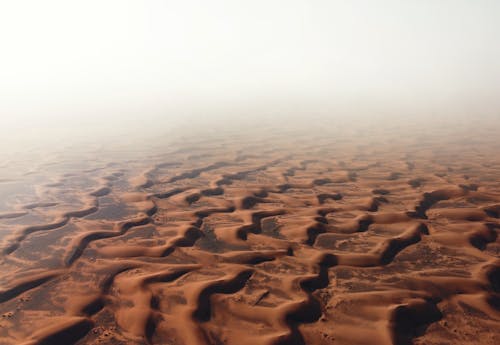 Ilmainen kuvapankkikuva tunnisteilla aallot, aavikko, droonikuva
