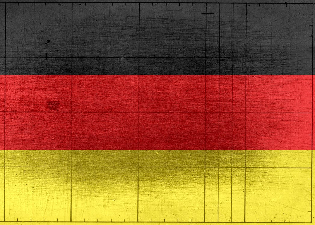 木製の背景に描かれたドイツの旗