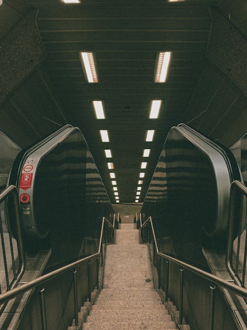 Fotos de stock gratuitas de barandillas de metal, escaleras de hormigón, escaleras mecánicas