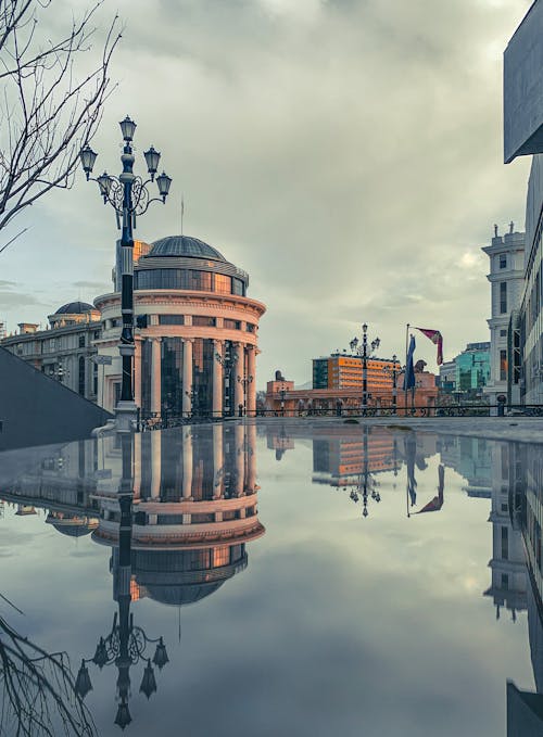 Fotobanka s bezplatnými fotkami na tému budovy, fasáda, mraky