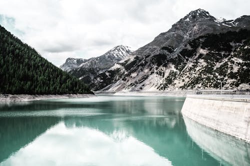 山附近水体的风景摄影