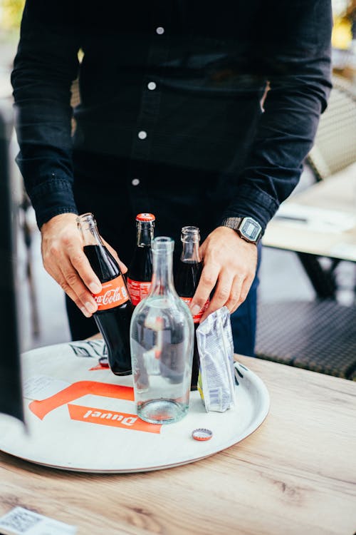 adam, coca cola, gazlı içecek içeren Ücretsiz stok fotoğraf