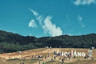 蔚蓝的天空下，山顶上挤满了人、马和森林