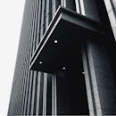 现代摩天大楼立面引人注目的黑白景观具有几何图案