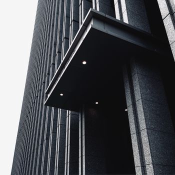 现代摩天大楼立面引人注目的黑白景观具有几何图案