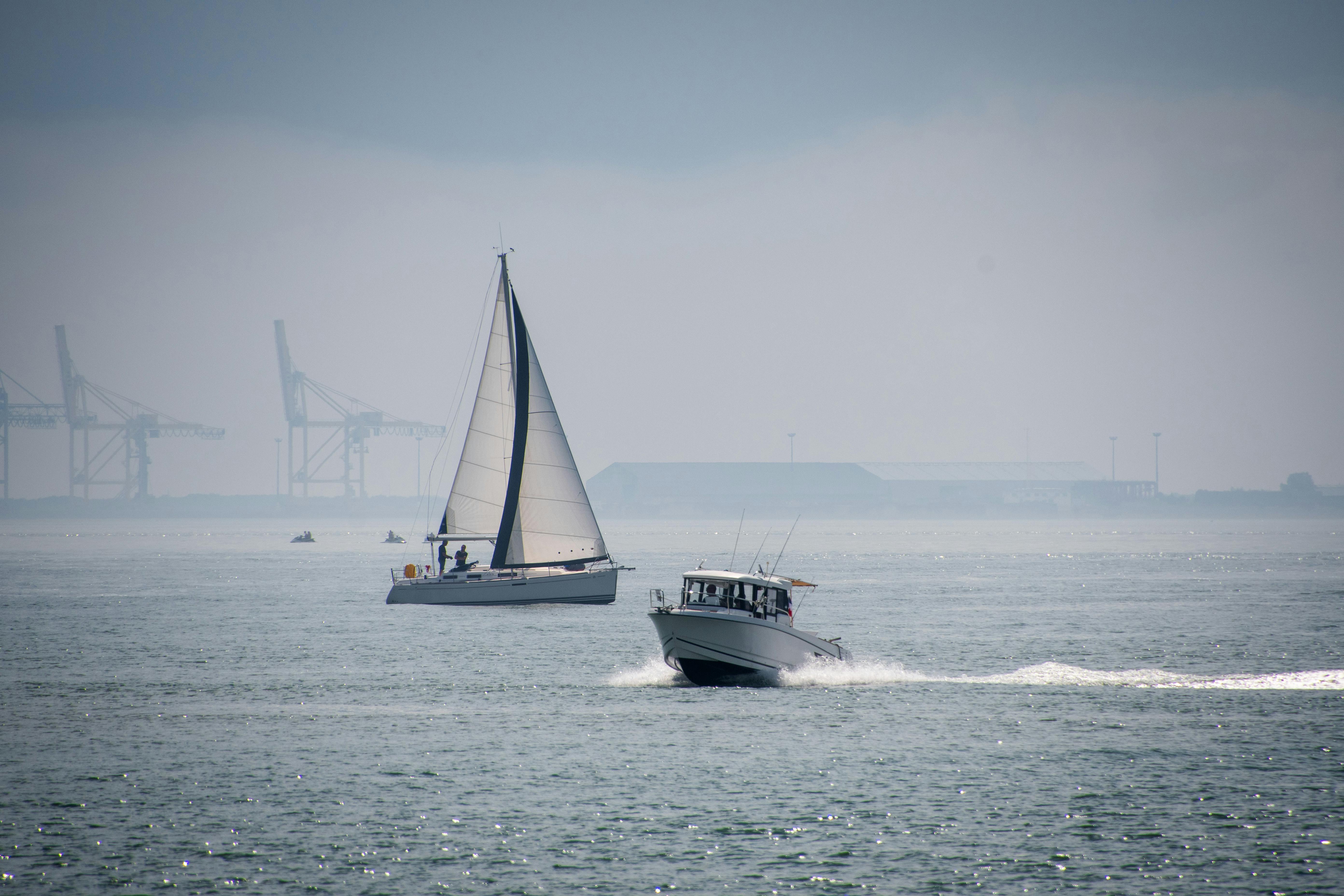 Zeilboot varend op het Nederlandse water