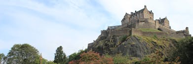 爱丁堡城堡历史悠久，坐落在城堡岩上，其古老的防御工事与壮丽景色相得益彰