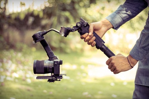 Foto profissional grátis de aparelhos, cameraman, cinegrafista