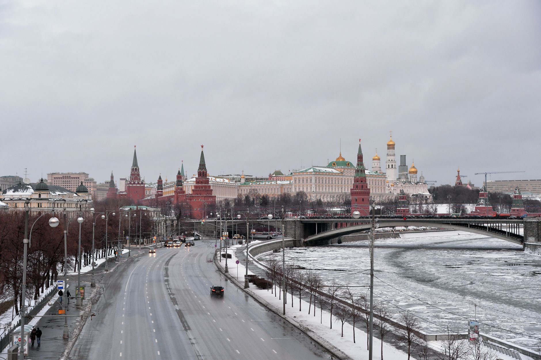 Kışın Moskova'da Kremlin çevresinde yürüyen insanlar