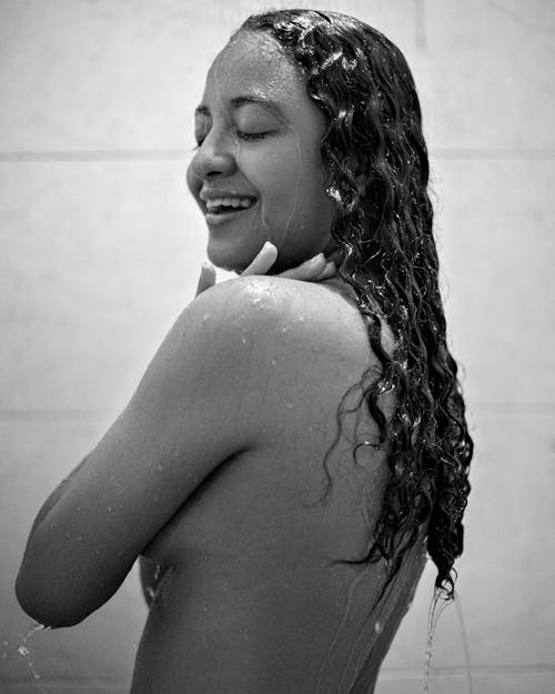Kostenloses Stock Foto zu baden, dusche, frau