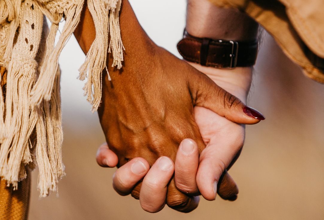 Online dating: starting a conversation on a niche platform
