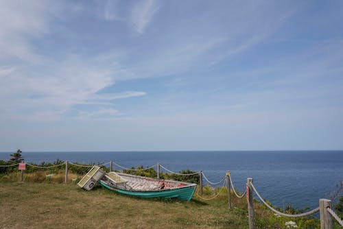 Δωρεάν στοκ φωτογραφιών με βάρκα, γαλάζιος ουρανός, εγκαταλειμμένος
