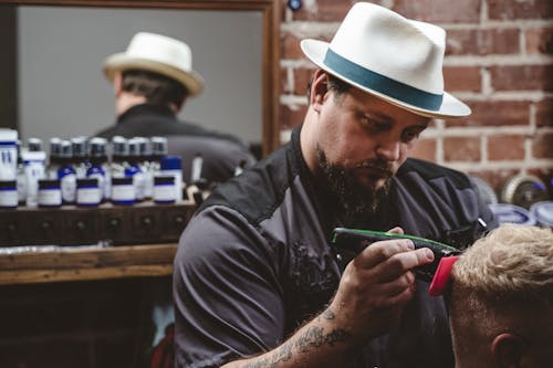 Photos gratuites de barbier, chapeau fedora, coiffure