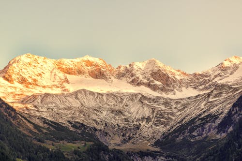 Grauer Schneebedeckter Berg