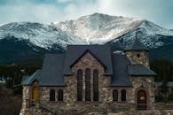 在科罗拉多州埃斯特斯公园白雪皑皑的落基山旁，坐落着一座美丽的石教堂