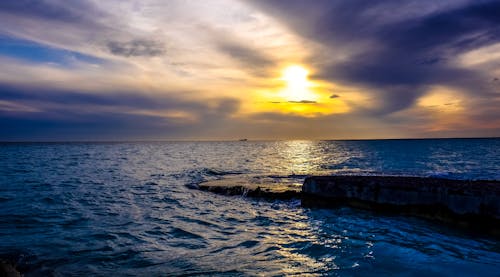 Specchio D'acqua Durante Il Tramonto