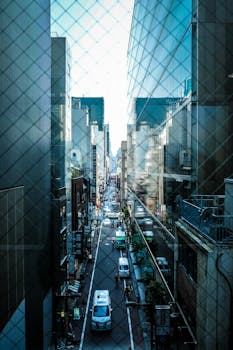 东京的街景充满活力，展现了现代摩天大楼和城市生活