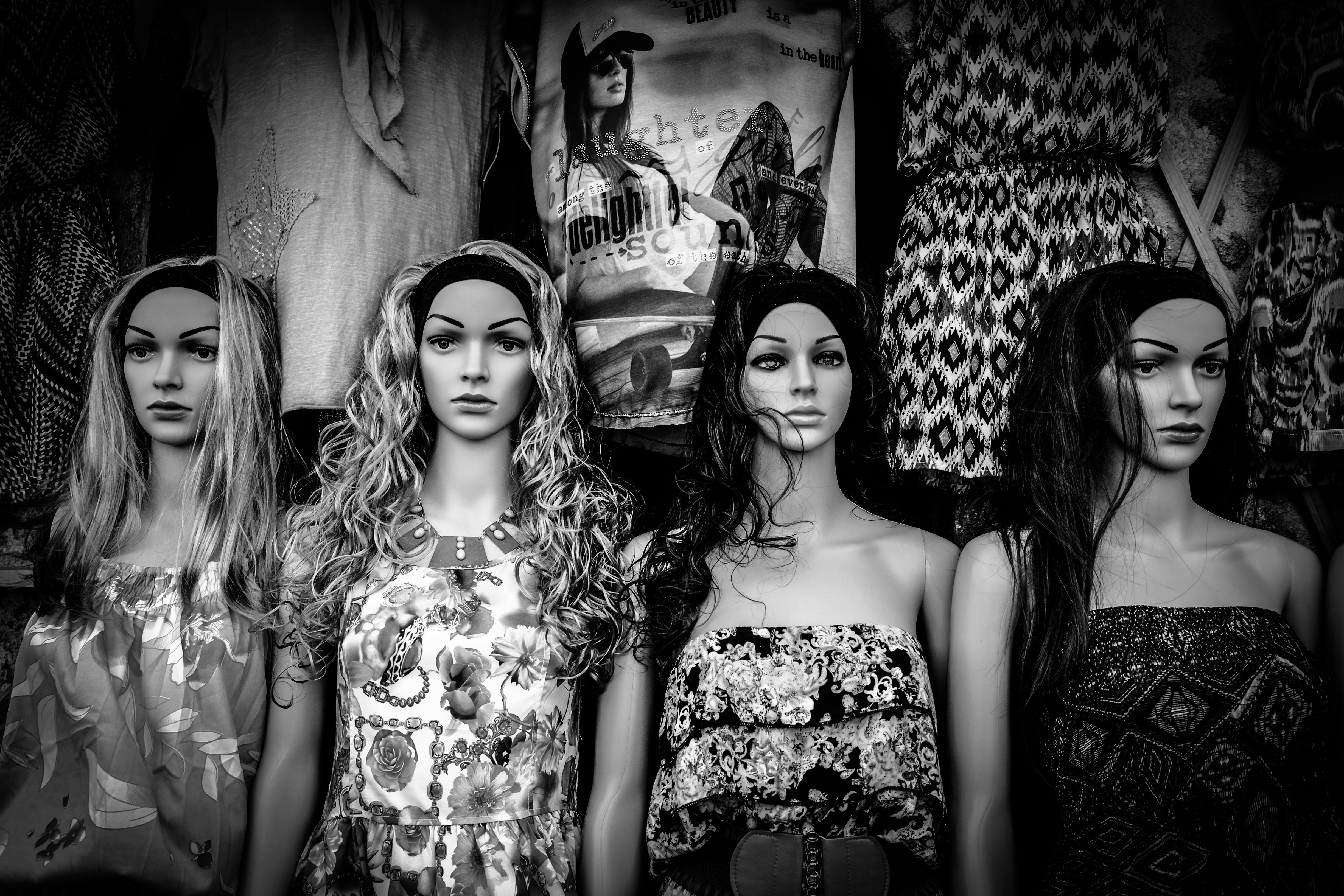 展示穿着各种时尚连衣裙的黑白人体模型