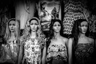 展示穿着各种时尚连衣裙的黑白人体模型