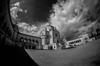 在意大利多云的天空映衬下，米兰纪念公墓的黑白照片显得格外戏剧性