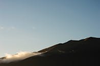 宁静的山景与雾霭晨光相映，是自然爱好者的完美去处