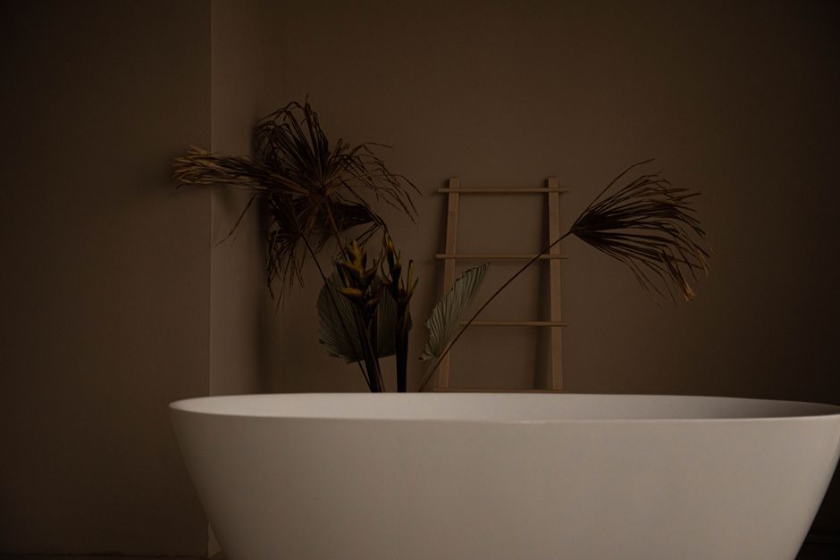 Rustgevende zen badkamer met zachte verlichting. Rustgevende zen badkamer met zachte verlichting.