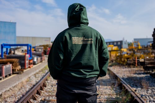 Gratis lagerfoto af dybde, grøn hættetrøje, jernbane Lagerfoto