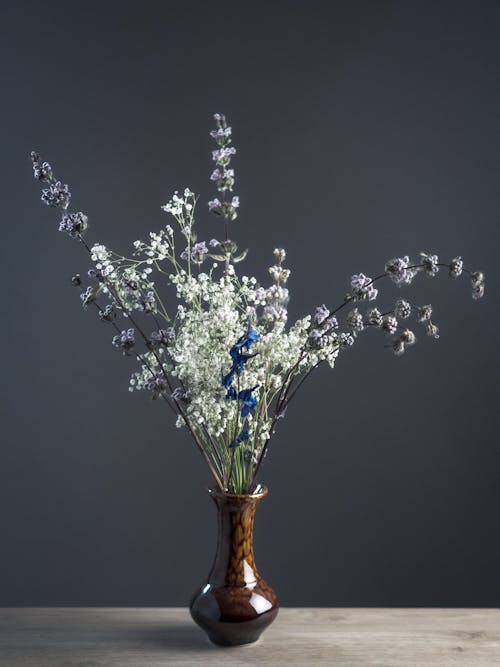 Shallow Focus Photography Białych I Szarych Kwiatów W Brązowym Wazonie Ceramicznym