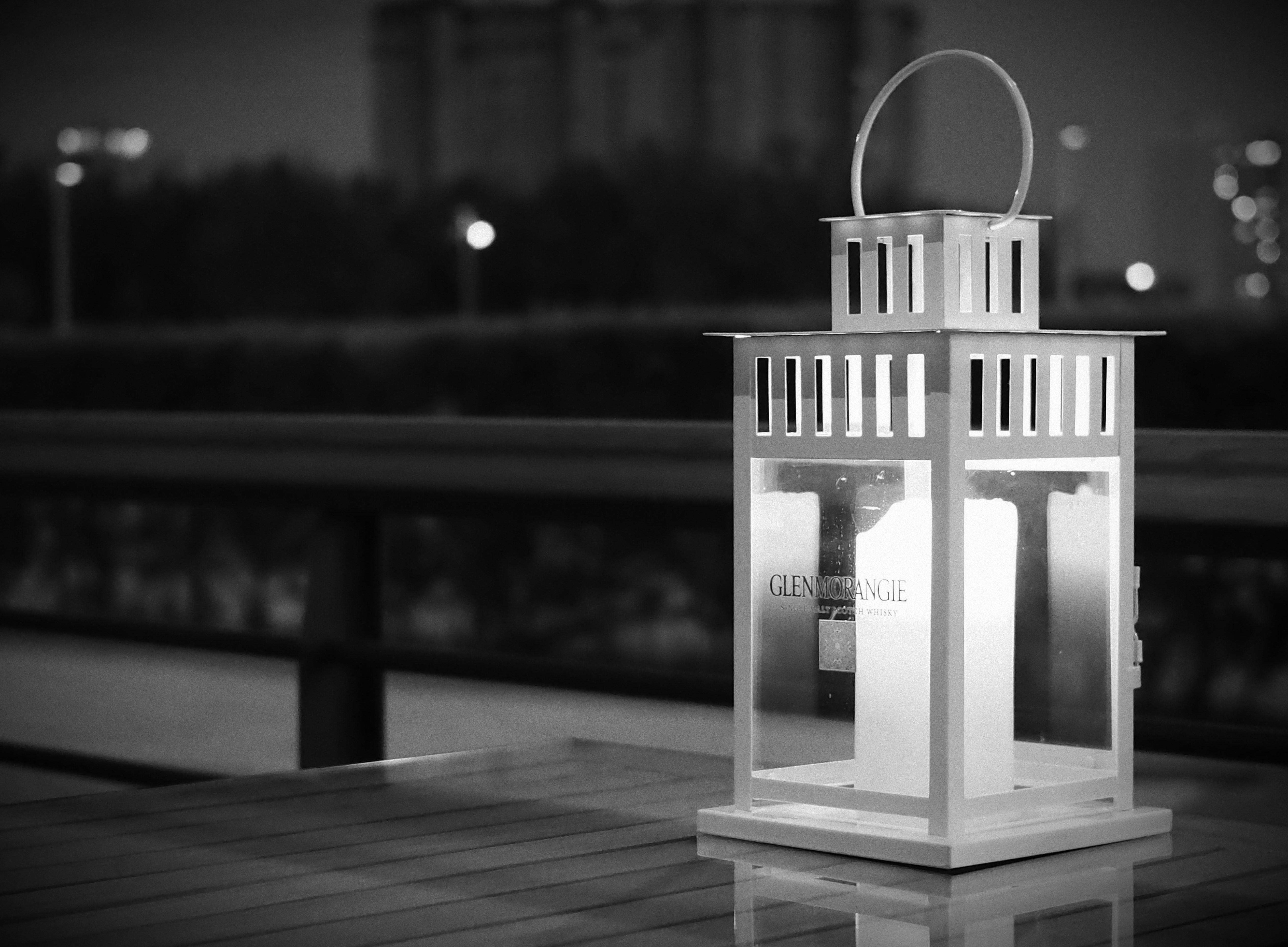 在宁静的夜晚，优雅的白色灯笼在户外发光，营造出温暖的氛围