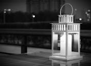 在宁静的夜晚，优雅的白色灯笼在户外发光，营造出温暖的氛围