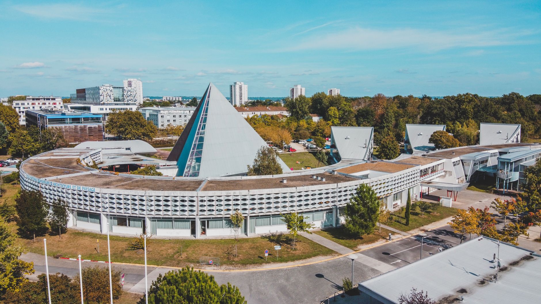 Le campus universitaire de Strasbourg, où la vie étudiante est marquée par l'actualité syndicale.