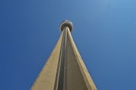 在清澈的蓝天下，加拿大多伦多标志性的加拿大国家电视塔呈现出翱翔的垂直视图