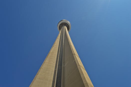 在清澈的蓝天下，加拿大多伦多标志性的加拿大国家电视塔呈现出翱翔的垂直视图