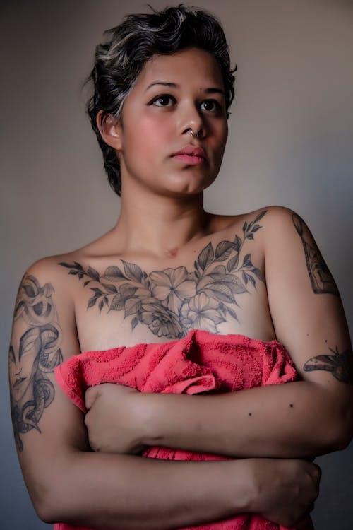 Gratis lagerfoto af håndklæde, krop tatovering, kvinde