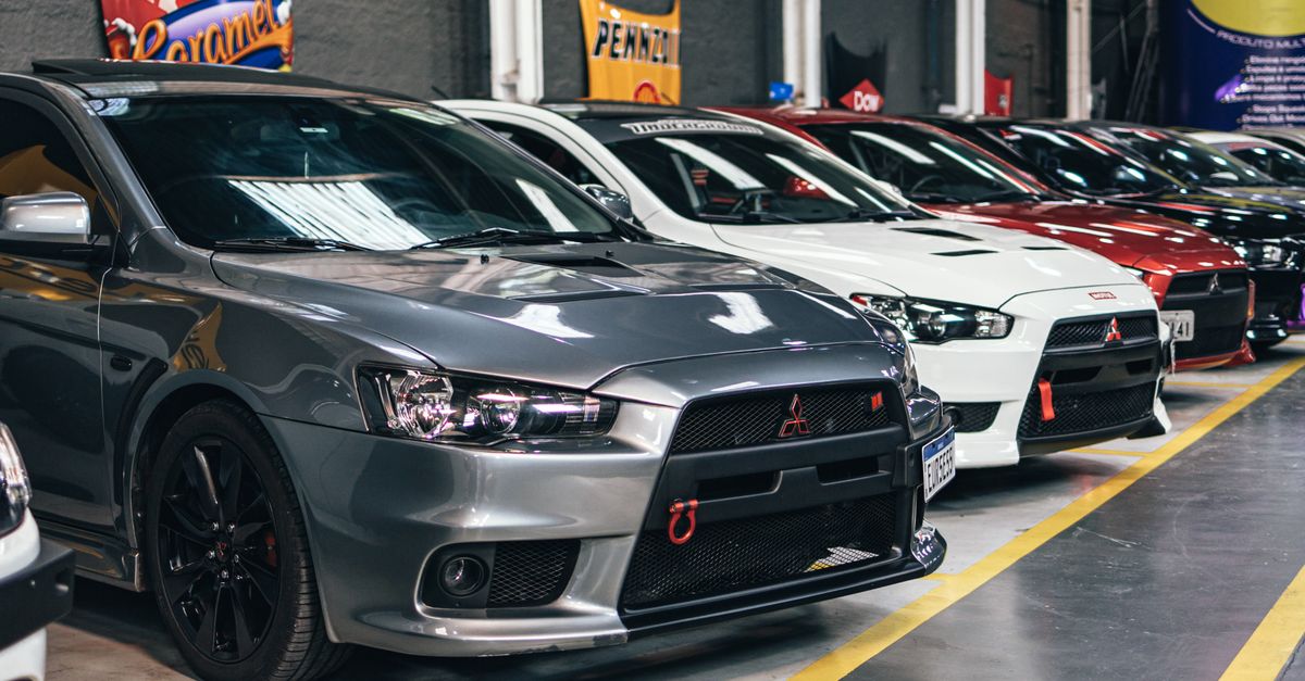 Carro estacionado em estacionamento, representando seguro auto e proteção veicular