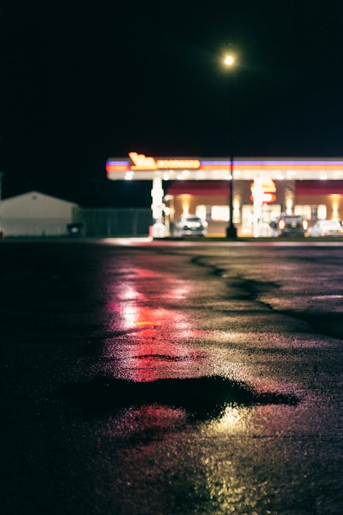 Ücretsiz asfalt, aydınlatılmış, benzin istasyonu içeren Ücretsiz stok fotoğraf Stok Fotoğraflar