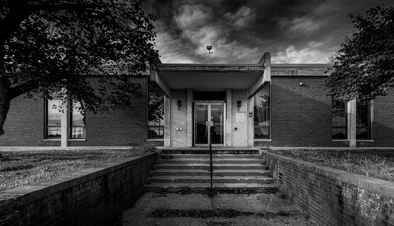 Foto profissional grátis de construção abandonada, hospital