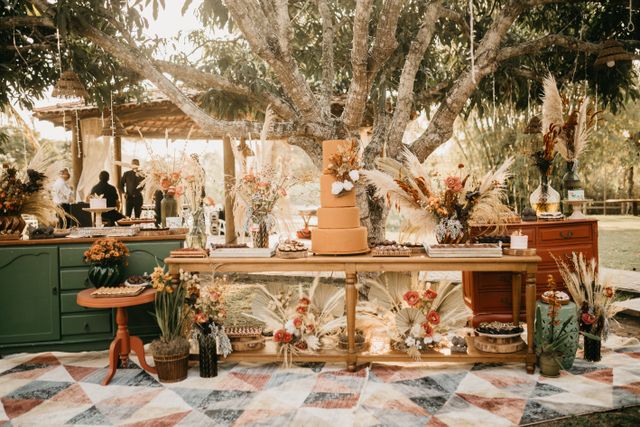 Décoration mariage Biarritz : réception bohème en extérieur avec table fleurie