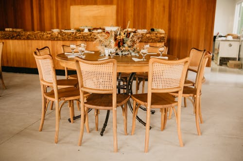 Photos gratuites de brun, chaises, tables en bois