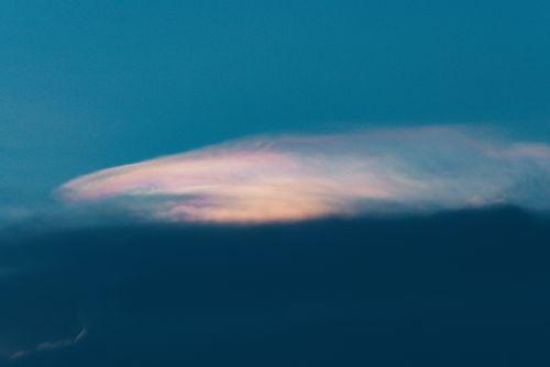 Free A mesmerizing iridescent cloud at twilight, showcasing a peaceful and ethereal natural phenomenon. Stock Photo