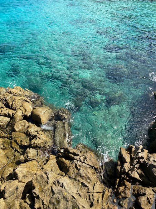 deniz, doğa, kayalık sahil içeren Ücretsiz stok fotoğraf