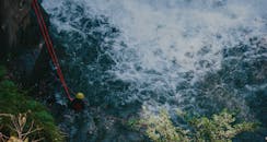 一个追求刺激的人用绳子从岩石瀑布上绳索下降