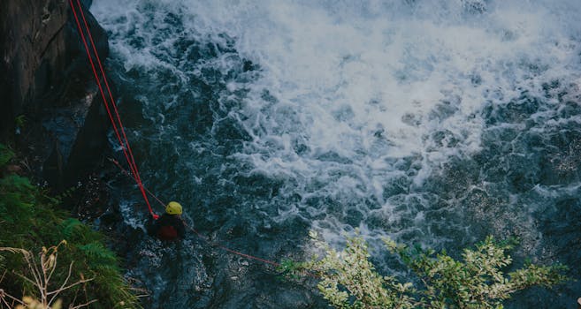 一个追求刺激的人用绳子从岩石瀑布上绳索下降
