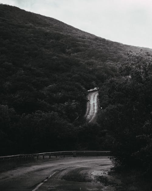 Darmowe zdjęcie z galerii z czarno-biały, droga, monochromatyczny